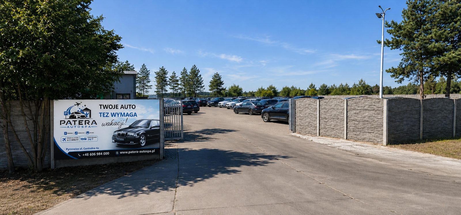 Wjazd na teren Patera Auto Spa w Pyrzowicach — ogrodzony plac z miejscami postojowymi